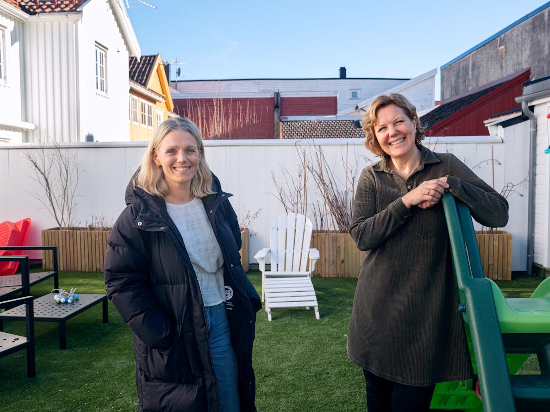 Cecilie Reite Weiby og Anne-Randi Hanssen i bakgården til Barnas Stasjon. 

