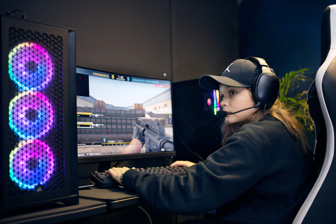 Jesper spiller CS GO på topp moderne maskiner hos Lauvåsen IF