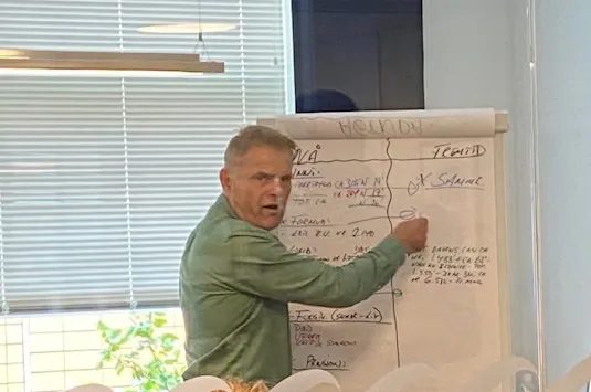 Rolf Bjarne er tegner og forklarer i kundemøtene. "Det gir mer enn dobbel effekt"