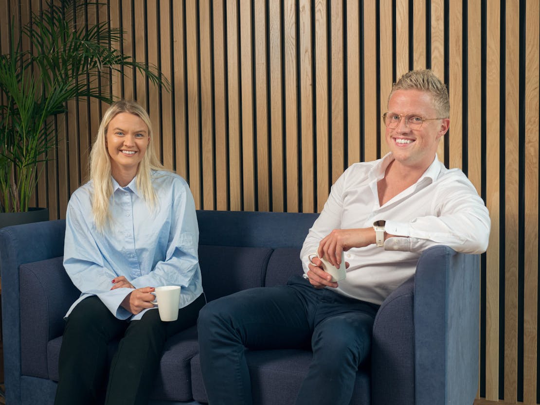 Kristin Marie Tharaldsen og Audun Engebretsen stortrives med å jobbe med kundeservice i Spareskillingsbanken