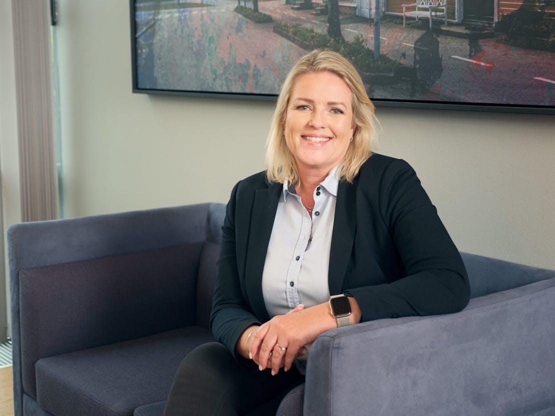 Linda Strømme Smith hjelper kunden med alle daglige banktjenester.