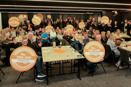 Denne gjengen jubler over å ha fått midler i Lykkeskillingen 2022. Totalt ble det fordelt 800 000,- på 5 finalister. Gratulerer!
