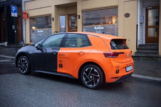 Den nye bilen utenfor lokalene til Kudos