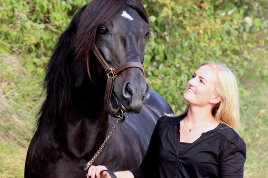 Eirin med en av hestene sine. Fotograf: MM Johannessen