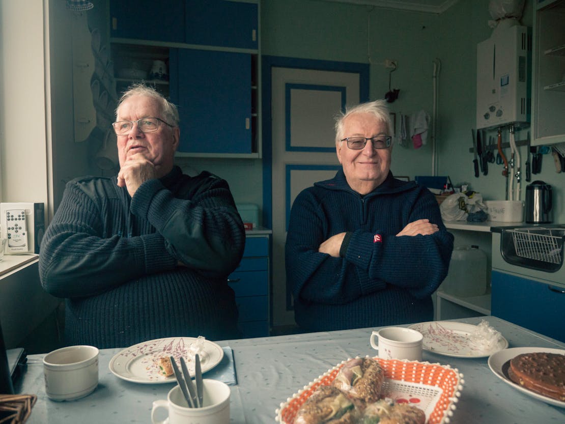 På kjøkkenet i fyrboligen blir det mange gode historier. (Fra venstre Geir Smebøle, Eivind Langfeldt Rødland).
