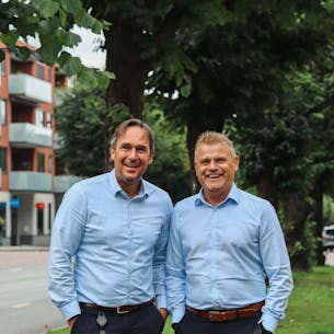 André Fugledal (t.v) og Rolf Bjarne Lie er glade for at online møtebooking nå er mulig for både nye og eksisterende kunder. 