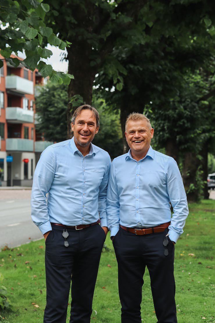 André Fugledal (t.v) og Rolf Bjarne Lie er glade for at online møtebooking nå er mulig for både nye og eksisterende kunder.