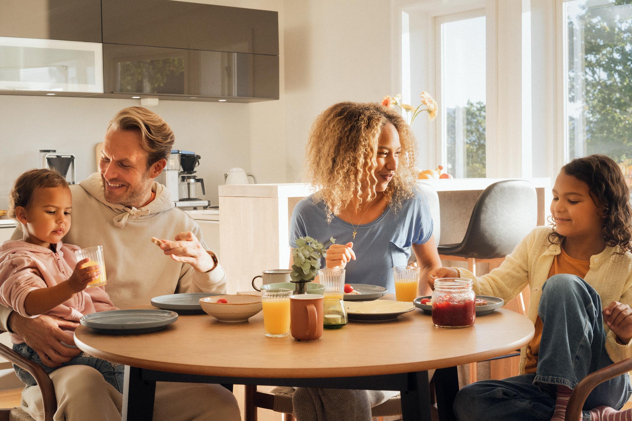 familie rundt frokosten (1)