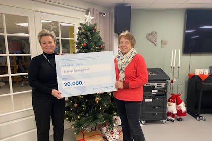 Lene Heia fra Spareskillingsbanken overrekker 20 000,- til Anne Karin H. Tveide til Birkenes Frivilligsentral sitt arbeid før jul. 