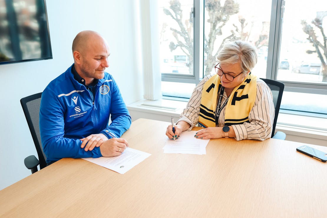 Her signeres avtalen som forlenger samarbeidet med Tveit IL. Fv Thomas Leonardsen, leder Tveit IL og Lene Heia, leder salg og marked i Spareskillingsbanken