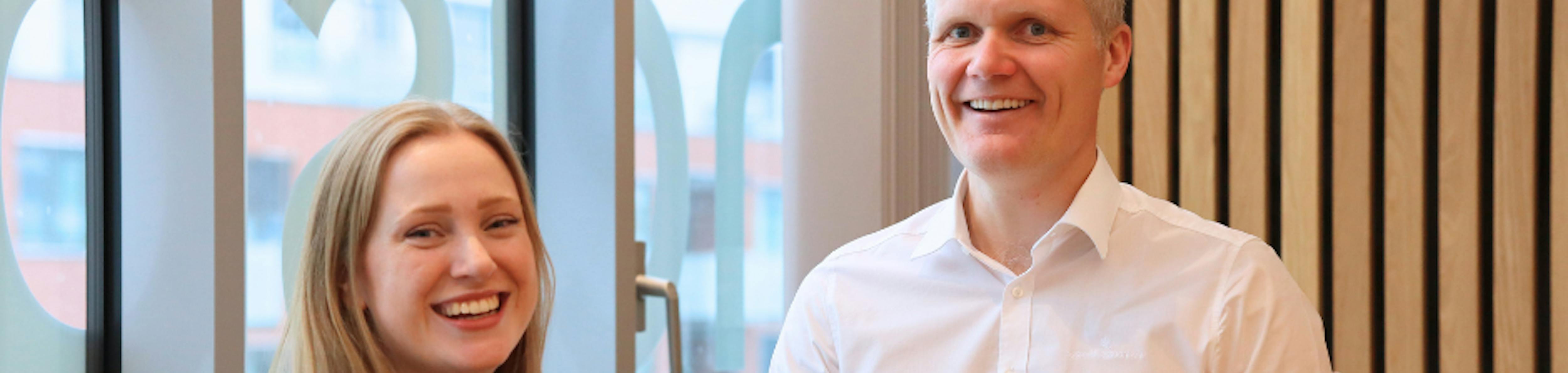 Berit Høisen, trainee og bærekraftsansvarlig i Spareskillingsbanken og Espen Zachariassen, compliance ansvarlig, er glade over at vi nå kan lansere rammeverk for grønne obligasjoner.