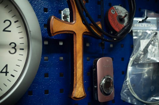 Et lite kors henger på vertøytavla i verkstedet