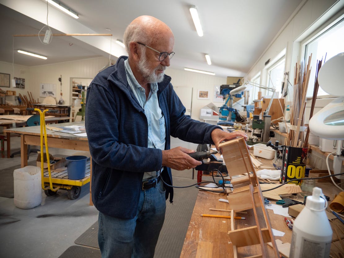 Her jobber Sigbjørn med disken til “Avenyen”