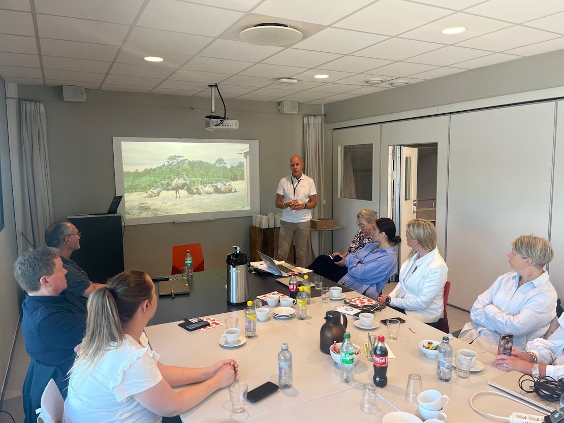 Her er banksjef Kenneth Engedal foran et av bildene i fotosamlingen til Dagfinn Pettersen, som blir en del av utstillingen. Kenneth forteller her styret i Vest-Agder museet om gaven fra banken.