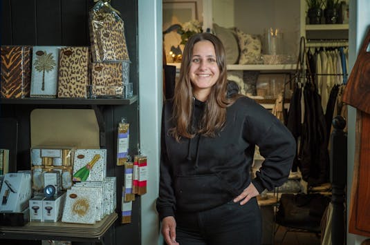 Gina Fossheim i interiørbutikken i Kirkegata.