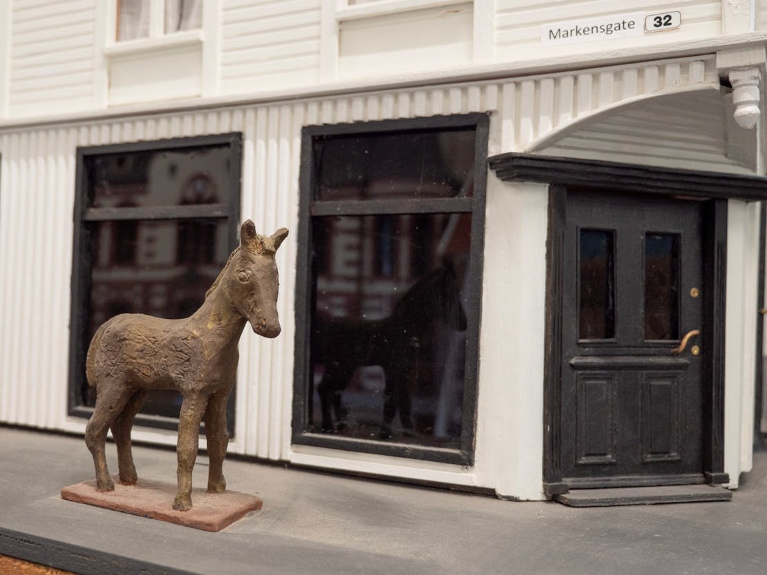 Her er hesten i Markens foran Markensgate 32 som nå er revet