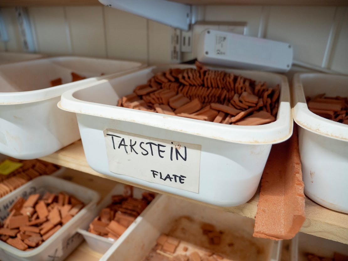 Pensjonistene lager det meste selv. Blant annet egne takstein til byggene.