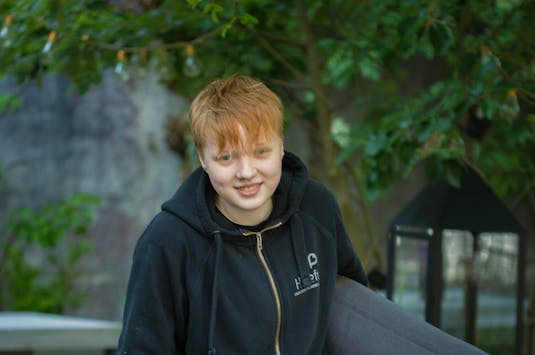 Tuva rydder i kaféen etter stengetid