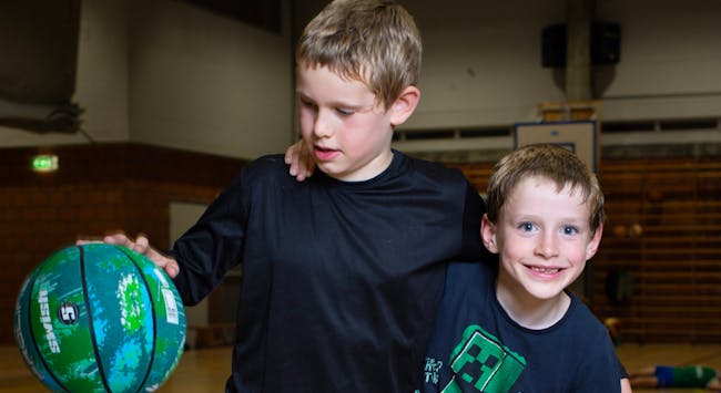 Oliver Vestre og Balder Virak er kjempefornøyd med å spille basket.