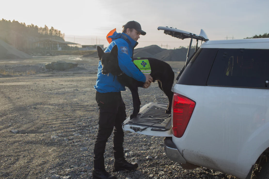 Beredskapsleder Per Kristian Askeland klargjør sin hund Elliot