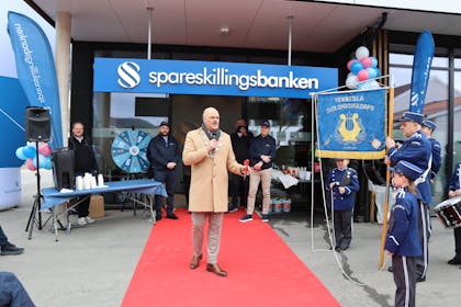 Ordfører Nils Olav Larsen ønsker Spareskillingsbanken velkommen til Vennesla