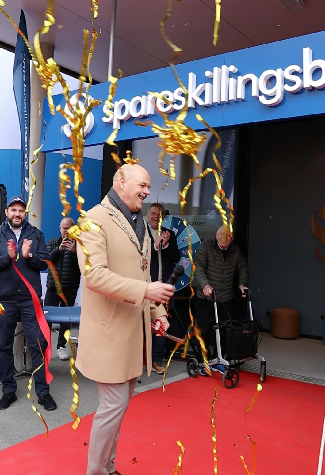 Ordførerer i Vennesla, Nils Olav Larsen, har akkurat klippet snoren til vårt nye banklokale i Vennesla sentrum.