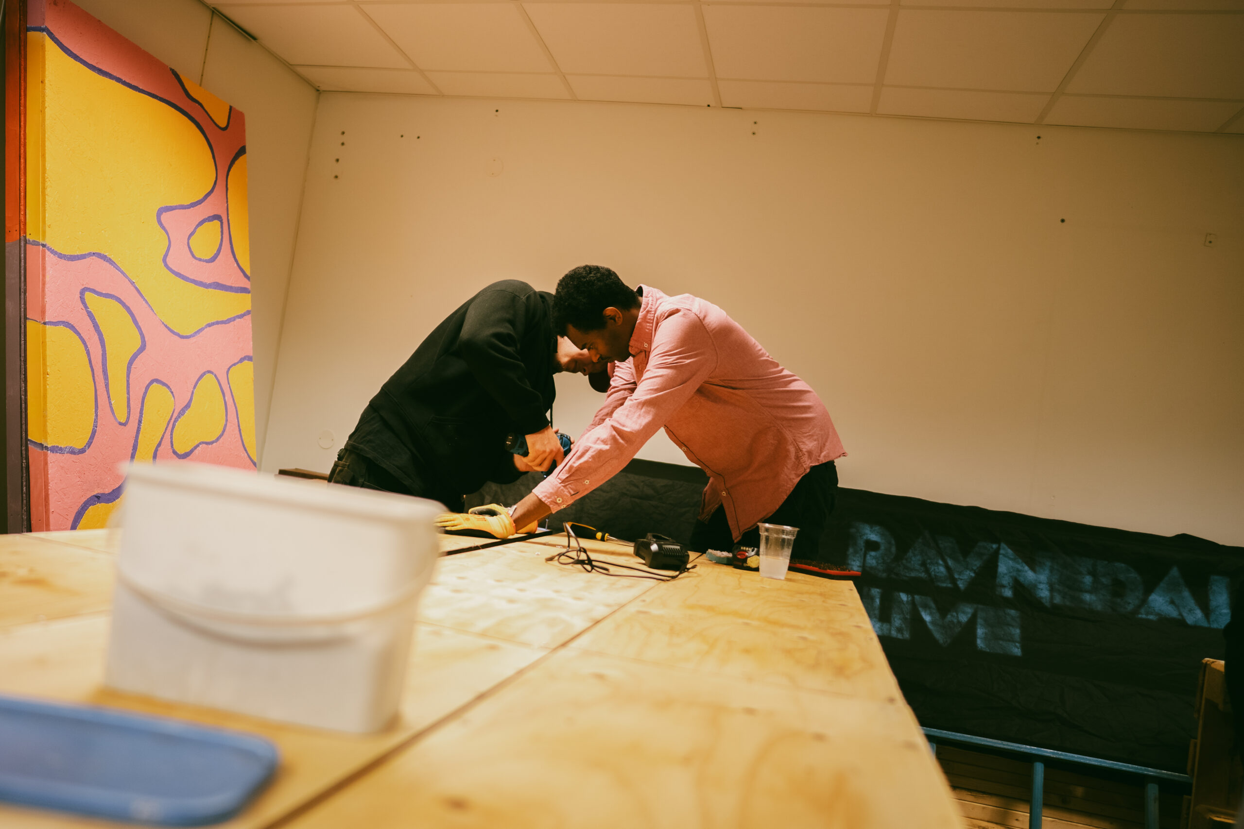 Ungdommene får prøve seg på mange ulike oppgaver under forberedelsene til festivalen. 