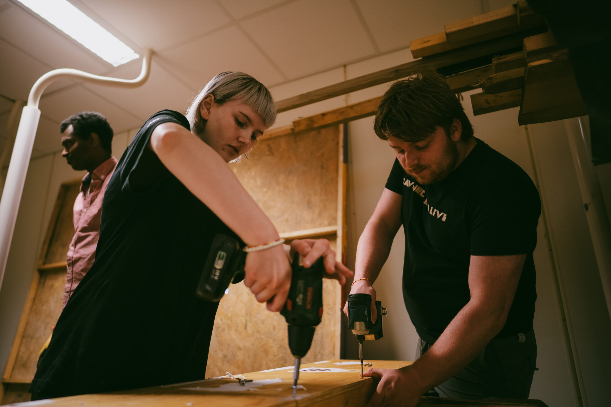 Ungdommene er i full gang med å rigge til Ravnedalen Live.