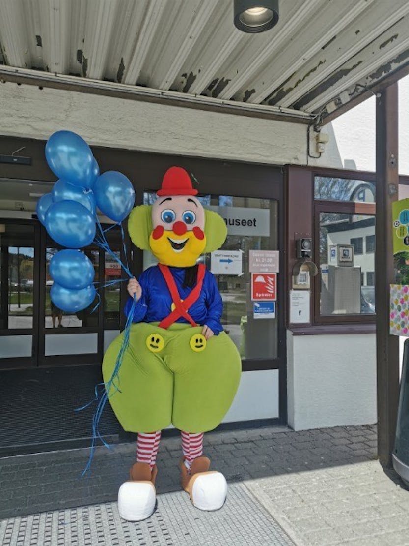 Make-A-Wish har denne klovnen med når de besøker barneposten på sykehuset.