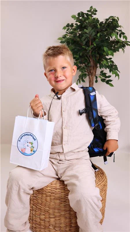 Stor stas å begynne i første klasse. Våre førsteklassinger får kort i posten som de kan ta med til baken og hente sin gavepose - lik den Lucas allerede har vært innom og hentet.