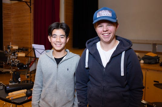 Trommisene Gabriel Moseid-Vikse (12 år) og Jan Erik Kvalheim (14 år)