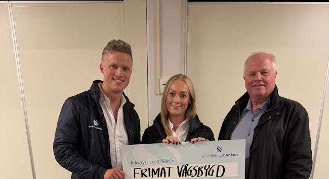 Her er Audun Engebrethsen (t.v) og Margrethe Jakobsen ute og overrekker en sjekk fra Juledryss til Frimat VÃ¥gsbygd.