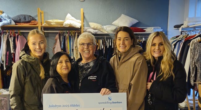 Hjelp oss og hjelpe fikk også en sjekk fra Juledryss. Her er det Ingrid Særsland (t.v), Heidi Aanundsen (nr 2 fra høyre) og Line Valle (helt til venstre) som overrekker sjekken fra Juledryss.