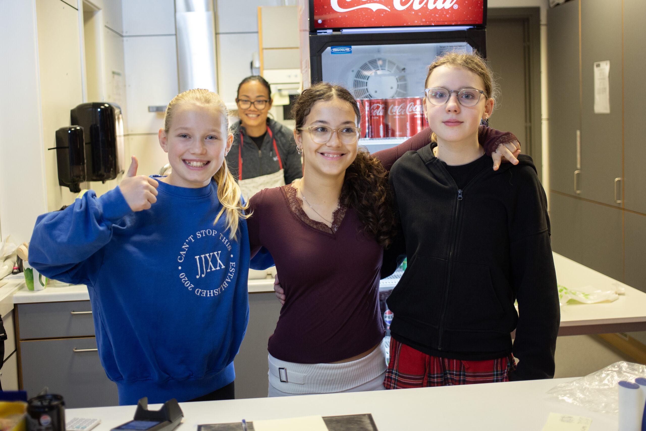 
Frivillige i kiosken: Hanna, Gabriella og Hannah. I bakgrunnen er Buakai.
