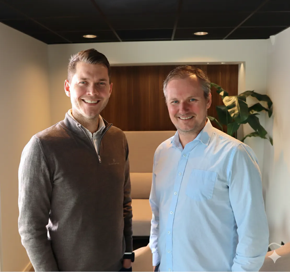 Alex Modahl, Daglig leder/Eiendomsmegler MNEF i Spareskillingmegleren (t.h) sammen med kunderådgiver i banken, Helge Rosenvold.