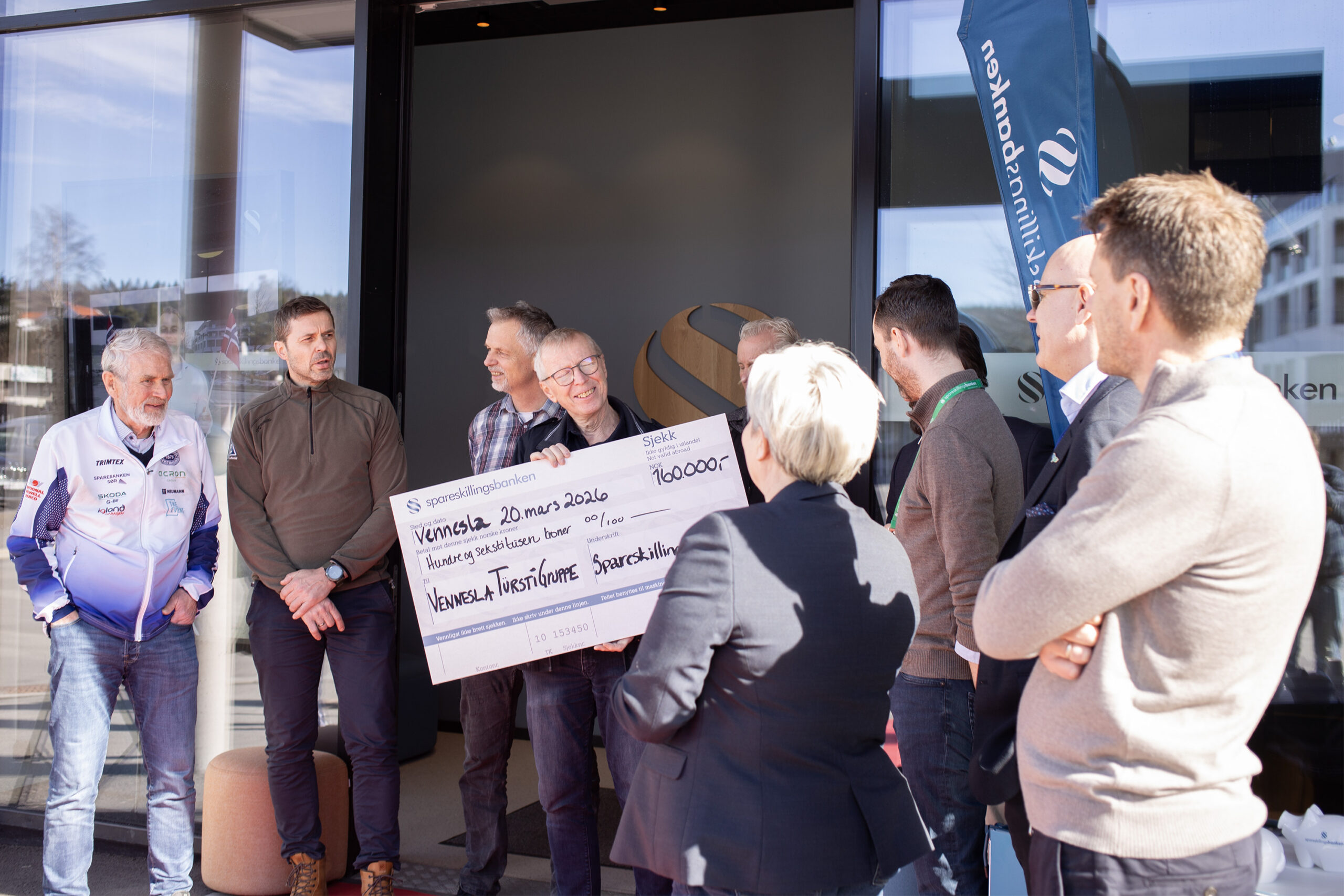 Her mottar John Terje Ruenes sjekken fra Spareskillingsbanken
